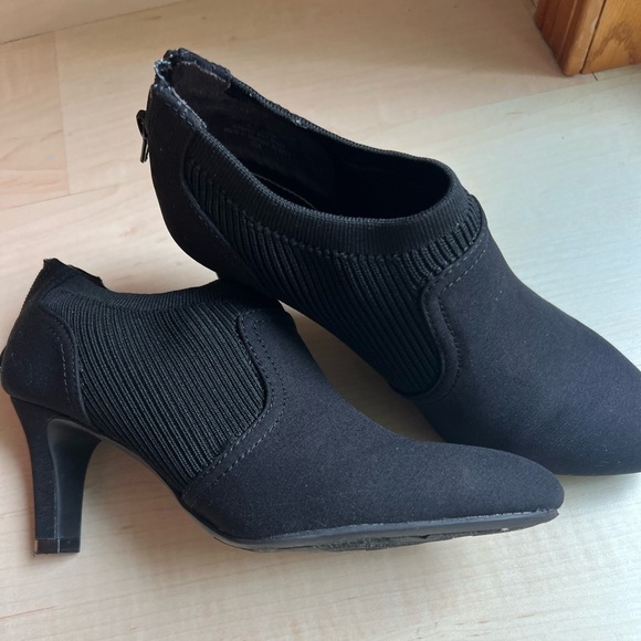 Life Stride Shoes - Women’s Black zip up Bootie size 7 short heel